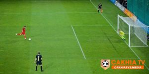 Chấm penalty sẽ là nơi để thủ môn và tiền đạo đối đầu trực tiếp