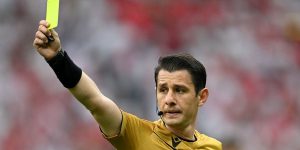 Thẻ vàng là 1 hình thức cảnh cáo được trọng tài chính sử dụng khi cầu thủ phạm lỗi